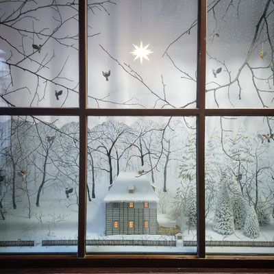 Winterliches Schaufenster mit einem beleuchteten Modell von Goethe's Gartenhaus. Winter 2020/21