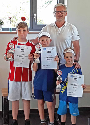 U 11m Platz 1-3: Simon Haidn, Samuel Eckert und David Svoboda (mit Jürgen Stöger, Turnierleitung)