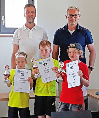 U 9m Platz 1-3: David Svoboda, Julian Jäger und Elias Hölzl (mit Michael Seidl und Jürgen Stöger, beide Turnierleitung)