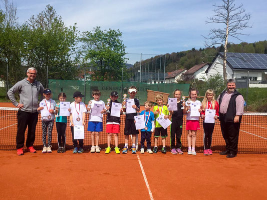 Alle Teilnehmer Midcourt U9 mit Jürgen Stöger (links) und Bürgermeister Alois Oswald