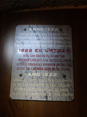 À l'entrée de la crypte, une plaque relate le passage d'Ignace de Loyola en 1922