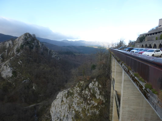 Arantzazu, site perché à mi-hauteur dans le massif d'Aitzkorri