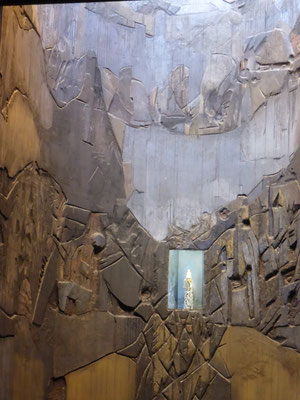 Le Retable en bois sculpté de Lucio Muñoz dans lequel est nichée la statue de la Vierge de l'Aubépine