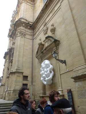 Apposée sur la Basílica de Santa María, une décoration boudinée...