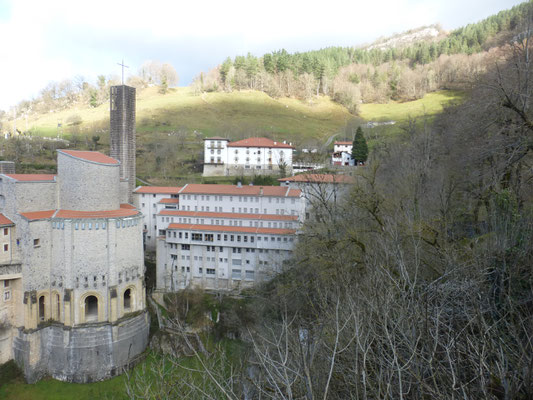 Le chaînon calcaire de Buetraitz domine le sanctuaire