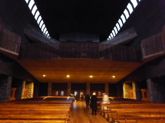 À l'arrière la tribune surmontée d'un orgue