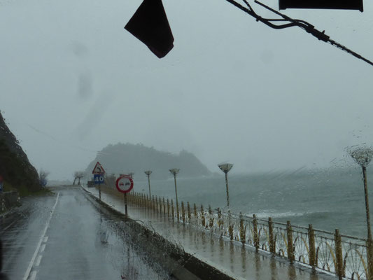 Mer en furie et la "souris" de Getaria en vue