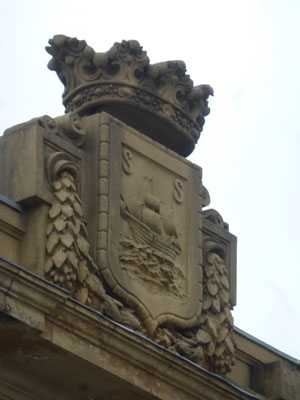 Insigne de San-Sebastian sur la Halle aux poissons
