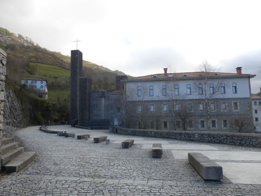 Le parvis de la Chapelle d'Arantzazu