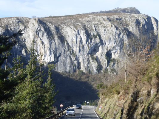 La route traverse le défilé d'Aitzulo
