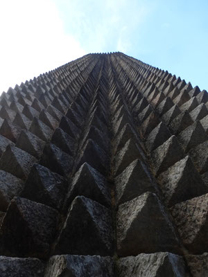 De face, le clocher tour de ce sanctuaire conçu par les architectes Sainz de Oiza et Luis Laorga