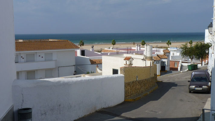 Blick von der Innenstadt von Conil de la Frontera auf den Strand