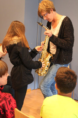 Marlene Dürst stellt das Saxophon vor