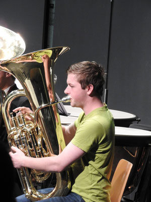 Linus an der Tuba