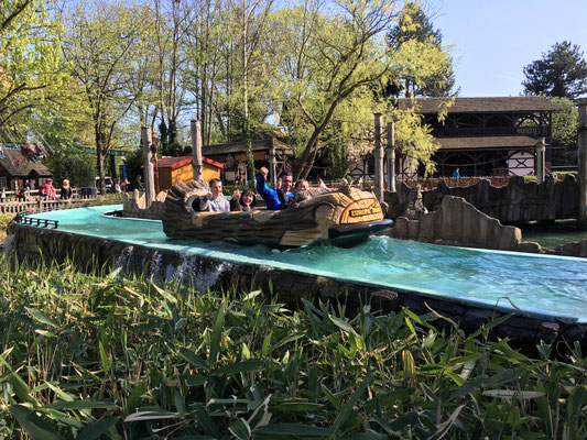 Linus, André, Ramon und Alec auf der Wildwasserbahn