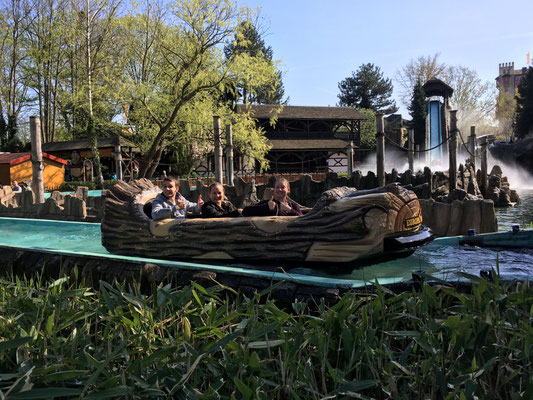 Remo, Lisa und Ladina auf der Wildwasserbahn