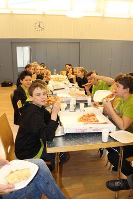 Gemeinsame Pizzaessen nach dem ersten JUMU-Konzert!