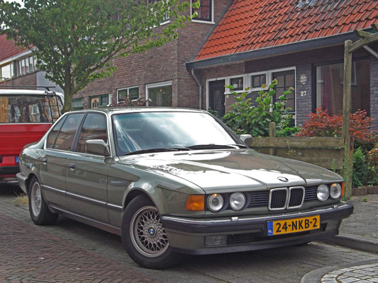 BMW 735i (E32)