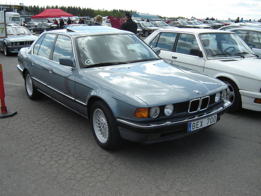 BMW 730i (E32)
