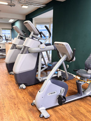 zwei Adaptive Motion Trainer und ein Liegefahrrad