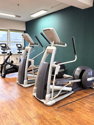 ein Ruderergometer und zwei Crosstrainer