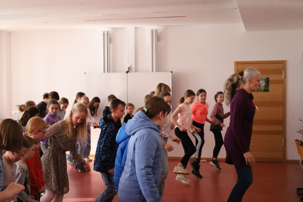 Die Gäste übten zusammen mit Unterstufenschülern eine kleine Tanzchoreographie.