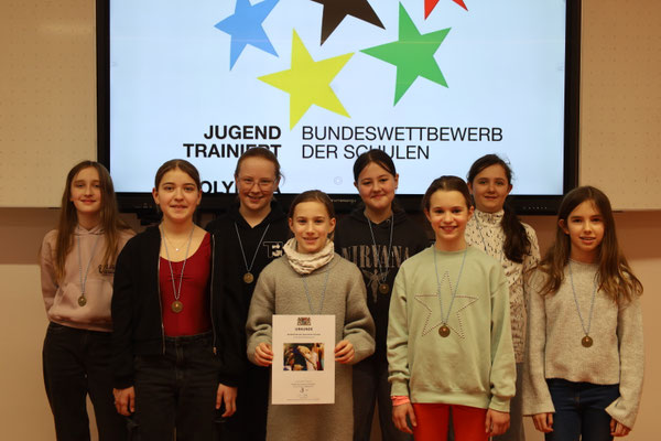 Die Schulmannschaft Schwimmen der Mädchen sicherte sich mit tollen Leistungen eine Bronzemedaille beim Bezirksfinale.