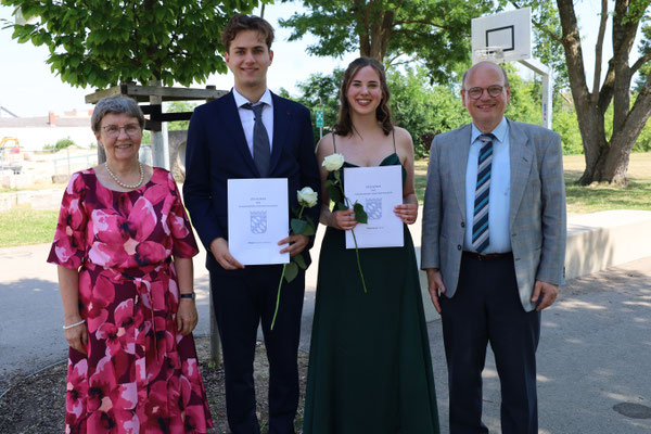 Schulleiterin Dr. Renate Rachidi und Oberstufenkoordinator Michael Demel freuten sich mit den beiden Besten des Jahrgangs, Linda Rosenbauer und Aurelius Graser. 