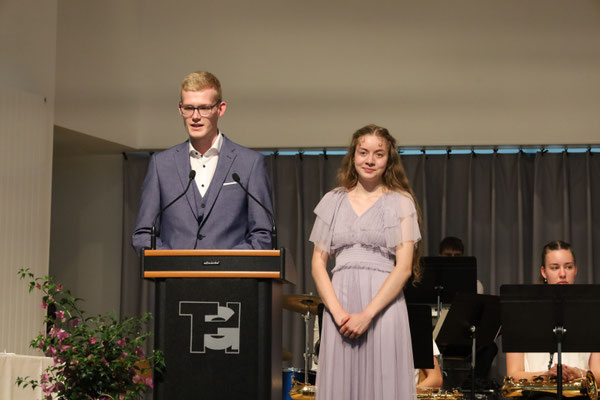 Sebastian Neumeyer und Daniela Godja hielten die Abiturrede.