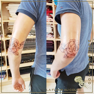 Une fleur au coude  - Méduse Tattoo en Belgique