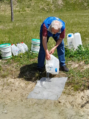 Foto: Richard Gebendorfer beim Befüllen, Günther Paschek