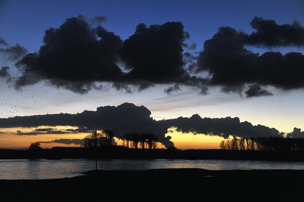 Blick über den Rhein an der Fähre in Hitdorf