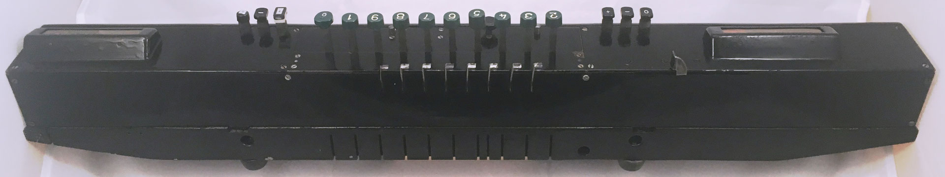 Vista posterior de la calculadora SALDOMAT con las palancas tabuladoras