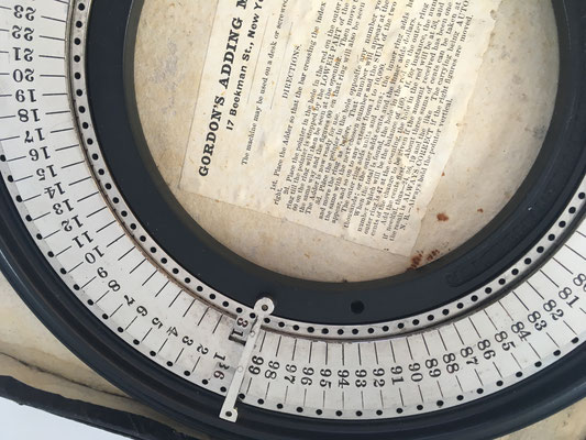  Inscripción: Gordon's Addometer.  Patent applied for.