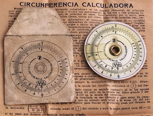 Anverso, funda e instrucciones del círculo de cálculo CIRCUNFERENCIA CALCULADORA, hacia 1930, 5 cm diámetro
