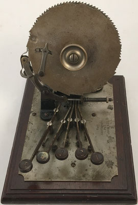Sumadora CENTIGRAPH Adding Machine, s/n 1189, producida por The Centigraph Company, Nueva York, año 1891, 15x20x15 cm
