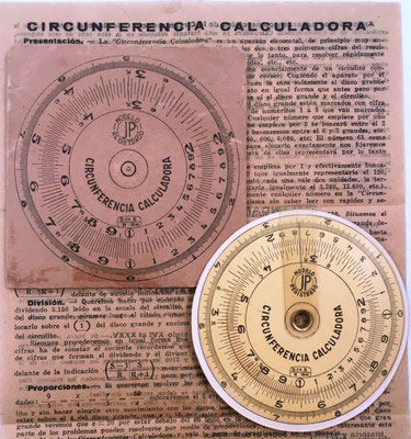 Anverso, funda e instrucciones del círculo de cálculo CIRCUNFERENCIA CALCULADORA, hacia 1930, 7 cm diámetro