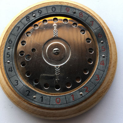 Sumadora IFACH de Genaro Calatayud, precio 38 pesetas, fabricada por Industrias-Avargues en Calpe (Alicante, España), año 1945, 12.8 cm diámetro y 1.8 cm grosor