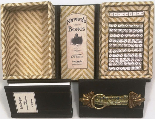 Miniatura de huesos de Napier: caja en forma de libro, mini-libro de Logaritmos y conjunto de 11 varillas cuadrangulares de 0.2x2 cm cada una, fabricada por Bo Press (Miniature Books and Devices of Curiosity and Delight), USA, año 2010