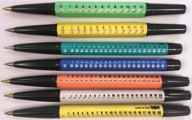 Siete bolígrafos con tablas de multiplicar marca UNIVERSAL (verde y amarillo, exagonal; resultados hasta 12x12) y UNIVERSAL (verde, azul, naranja, blanco y amarillo, redondo; resultados hasta 20x20), fabricados en Italia, 17 cm