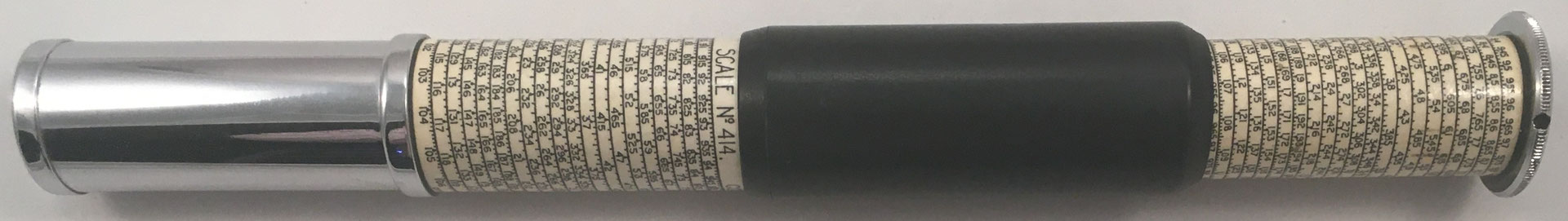 OTIS KING'S Poket Calculator, Modelo K tipo Xa, escalas nº 414 y nº 423, s/n U6318, made in England, año 1963, 3 cm diámetro (longitud: 15 cm cerrada, 26 cm desplegada),  (precio estimado: 100€)