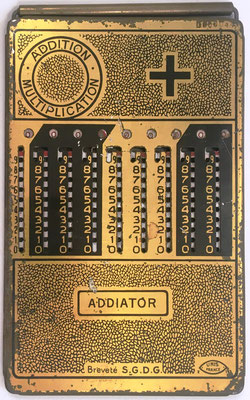 Ábaco de ranuras ADDIATOR (similar a GEMEKO ), fabricado por los establecimientos Le Girondin-Unis (Unis =Union Nationale Inter Syndicale), UNIS France 2-193, s/n D-660044, Bordeaux, año 1923, 10.5x17 cm