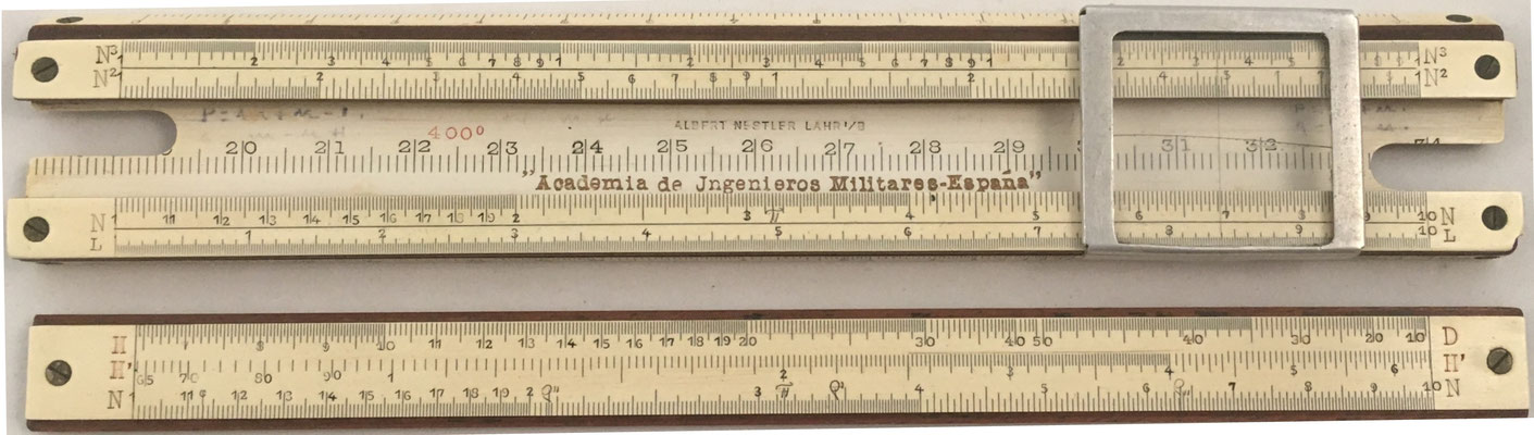 Anverso de la regla. En el año 1911, D. Nicomedes Alcayde y Carvajal publicó el folleto "Regla de cálculo de bolsillo, modelo de la Academia de Ingenieros del Ejército",  explicando su uso y escalas.