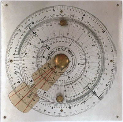 Calculateur Circulaire à Disque Mobile modelo de bolsillo nº 4, patentado por Jules Arnault & Louis Paineau y fabricado por Mathieu & Lefèvre constructores (Montrouge, Francia), año 1921, 12x12 cm