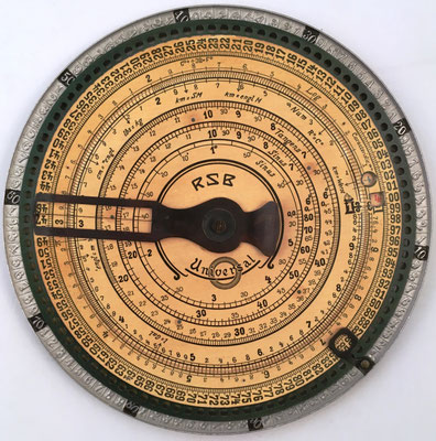 Sumadora ADALL CALCULATOR II, RSB (Rudolf Schade, Berlin) Universal. Combinada con una regla de cálculo circular con escalas logarítmicas y trigonométricas. Año 1910, 19.5 cm diámetro