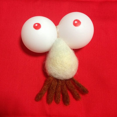 初代MOTHERのおまけビューン。二つのピンポン玉を貼り合わせたものを使用しておりますが、これはファンの音楽イベント終了後に、自由に持ち帰ってよいと聞いて、いろいろと物色した時に、目玉のみの普通のビューンがいたので、家でさらにおまけビューンにしてみたものです。