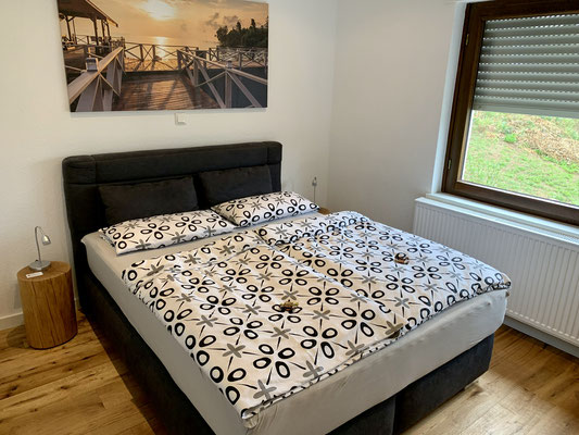Schlafzimmer mit Boxspringbett