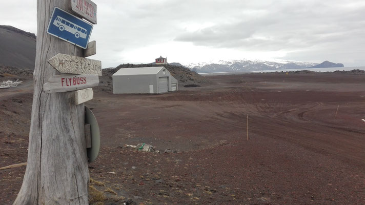 Schotterpiste und Hangar, Jan Mayen (2017)