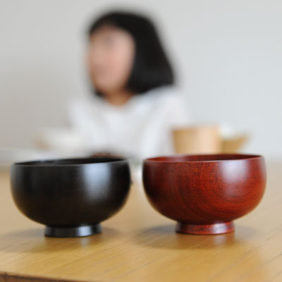 日本の食卓にしっくりく馴染むデザイン(同デザインＳの黒と赤のお色です)