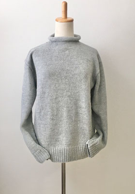 S・M様　シンプルな大人女子へ、すっきりしたセーターの贈り物。デザイン性があってとても素敵です。写真では分からないのが残念です。